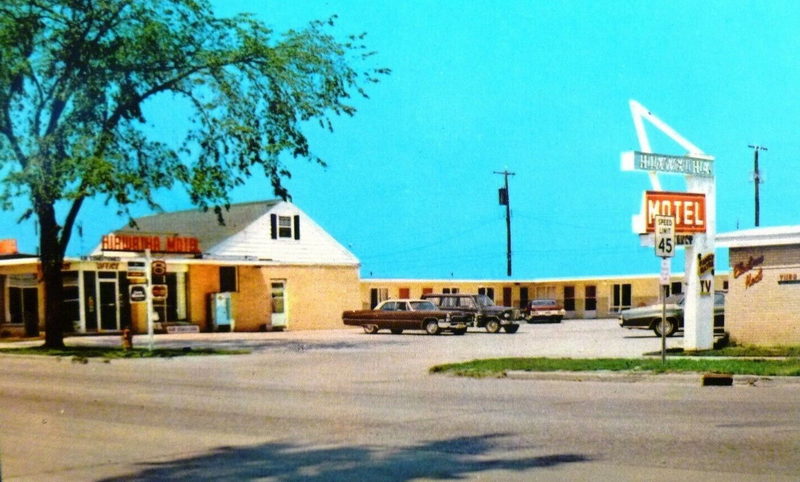 Hiawatha Motel - Old Postcard (newer photo)